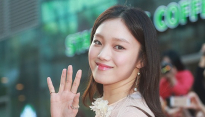 [메인포토] 손 인사도 예쁜 이성경