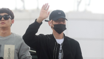 [메인포토] 엑소 백현, ‘팬심 녹이는 손인사’