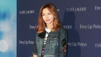 [메인포토] 황신혜, ‘나이를 잊은 완벽 비율’