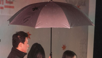[메인포토] 아이유, ‘장기하와 열애 인정후 첫 포착’