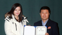 [메인포토] 포즈 취하는 전지현-박창근 대표