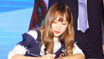 [메인포토] EXID 하니, ‘사인하는 모습도 예쁘죠?’