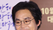 [메인포토] 김성균, ‘수즙은 대답’