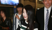[메인포토] 아이유, ‘팬들 뒤로 깜짝 등장!’
