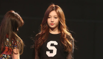 [메인포토] 걸스데이 유라하며 각선미!