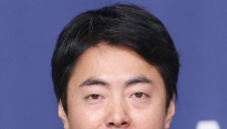 [메인포토] 콩트앤더시티 설명하는 유성모 PD