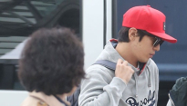 [메인포토] 씨엔블루 정용화, ‘여행객 사로잡은 외모’