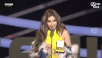 [2015 MAMA] 현아, 베스트 댄스 퍼포먼스 솔로상 수상 “혼자 상 받은 적 처음”