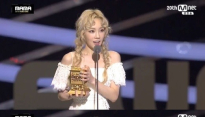 [2015 MAMA] 태연, 여자 가수상 수상 “소녀시대 멤버들 고마워”