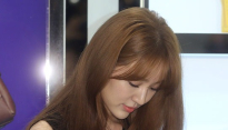 [메인포토] 윤은혜, ‘진지하게 사인중~’