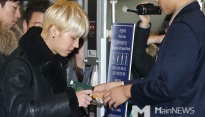 [메인포토] 인피니트 우현, ‘수속절차는 필수!’