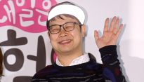 [메인포토] 손 인사하는 개그맨 권재관