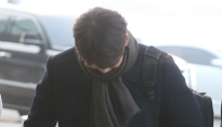 [메인포토] 인사하면서 걷는 김우빈