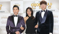 [메인포토] 설현 팔짱에 기분 좋은 신동엽-성시경 ’(연예대상)
