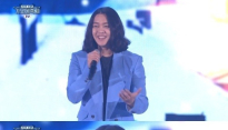 [KBS 가요대축제] 강균성, ‘깊은 밤을 날아서’ 열창 중 아쉬운 ‘손바닥 컨닝’
