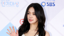 [메인포토] 손 인사하는 이엘리야