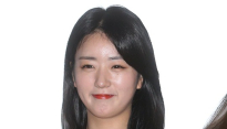 [메인포토] 손 인사하는 에이핑크 윤보미