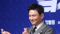 [메인포토] 황정민, ‘반쪽 하트 받으세요’