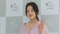 [메인포토] 손 인사하는 배우 최여진