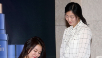 [메인포토] 이일화, ‘정성스러운 사인!’