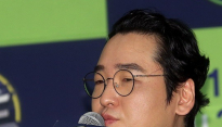 [메인포토] 질문에 답하는 윤일상