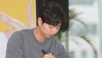 [메인포토] 공유, ‘진지하게 사인~’