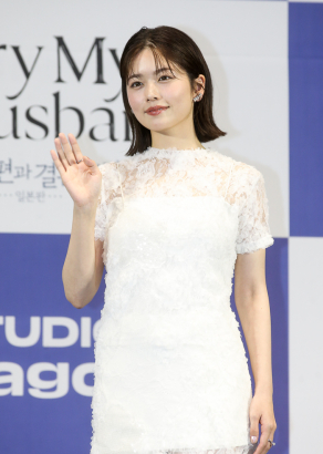 코시바 후우카, '선명하고 진한 이목구비'