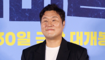 [포토] 윤경호, '높아진 인기를 즐기며'