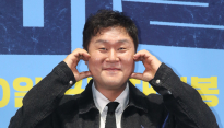 [포토] 윤경호, '한층 높아진 인기 실감'