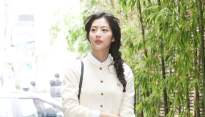[포토] 신은수, 갈대 길을 걸어요'