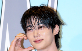 변우석, 핑크 리본 착용한 개념남